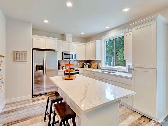 5th image of 136 Spruce Loop SW