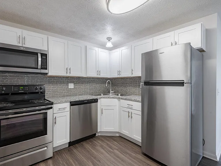 Webster Manor Apartment Homes — Photo 3