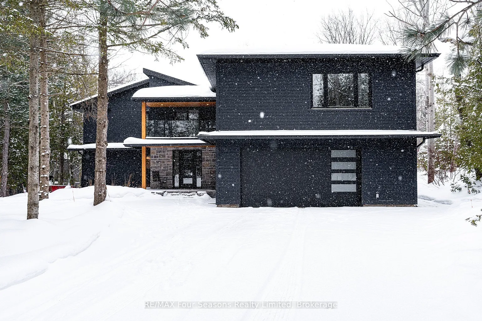 131 Chamonix Cres photo 1