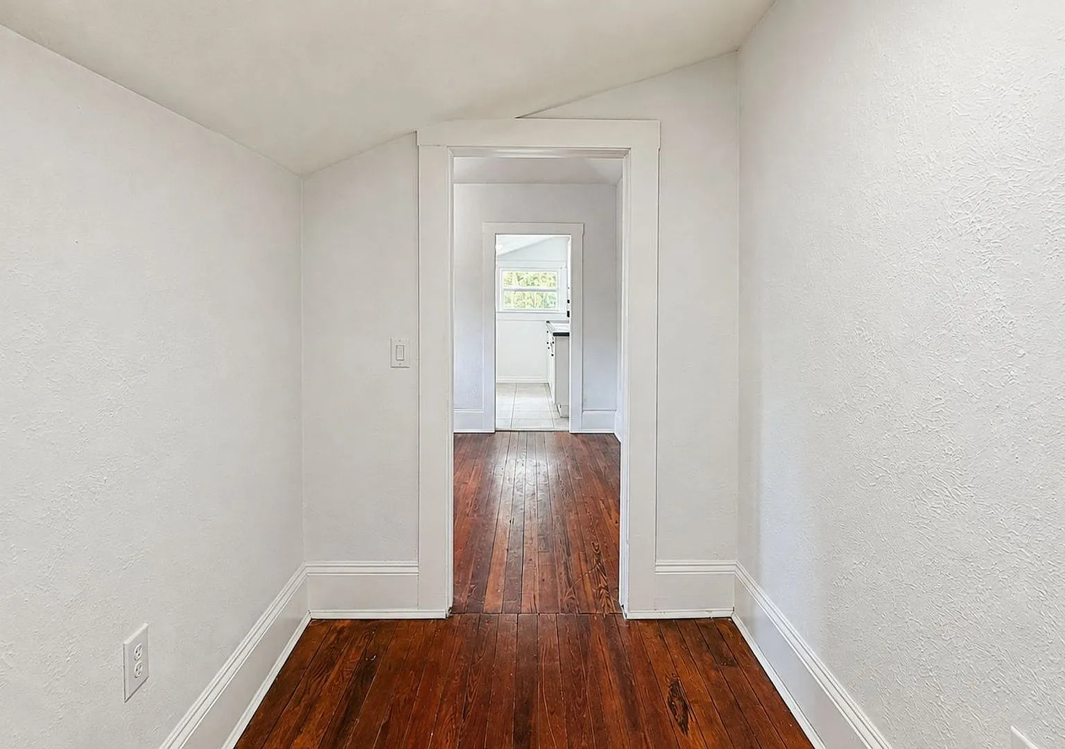 Unique 2 Bedroom Apartment in Downtown Leesburg Across from the Park — Photo 2