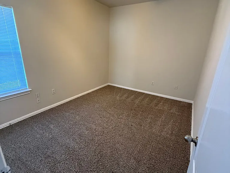 939 Sylvia St — Photo 6