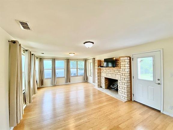 4th image of 200 E Pine St