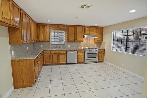 11819 Glenoaks Blvd Photo 1