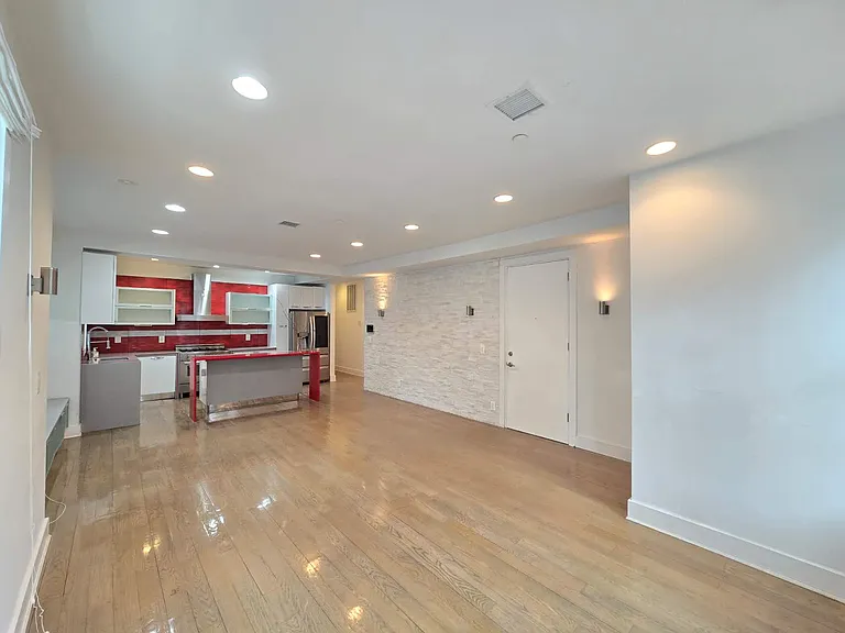 1811 Voorhies Ave #1 — Photo 10