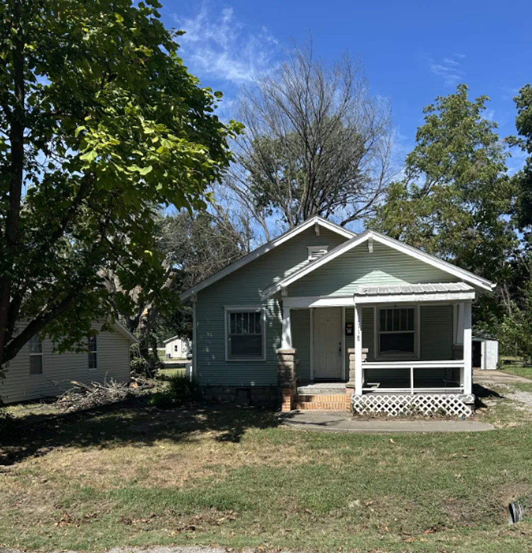 Nice 2 Bedroom 1 Bathroom Home — Photo 1
