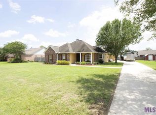 39393 Lakepoint Dr, Prairieville, LA 70769