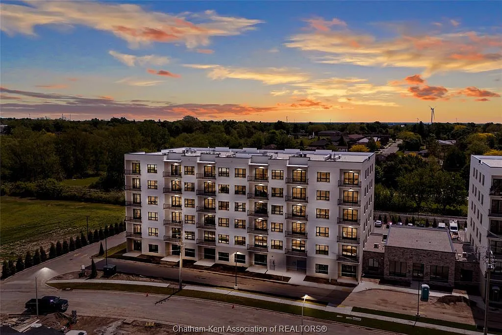 1 bed, 682 sqft, $1,944 — Photo 2