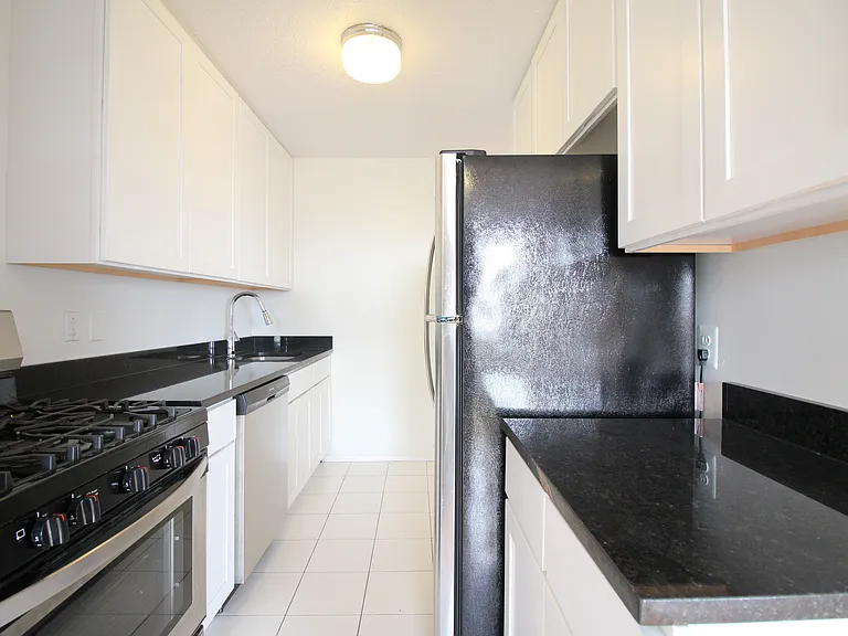 401 2nd Ave #19-D — Photo 1