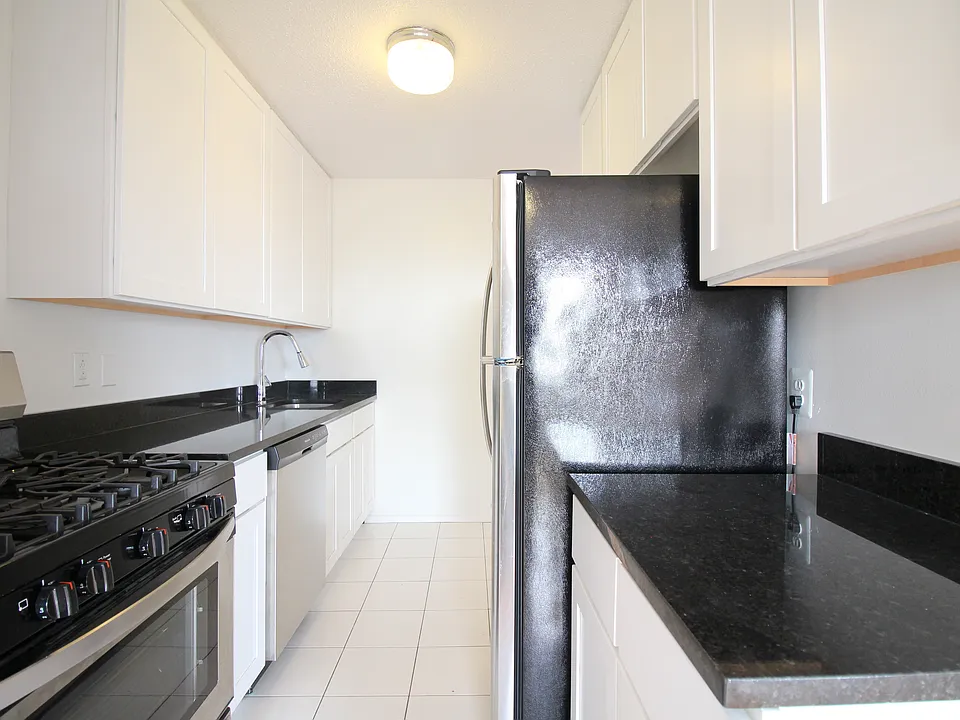 401 2nd Ave #19-D