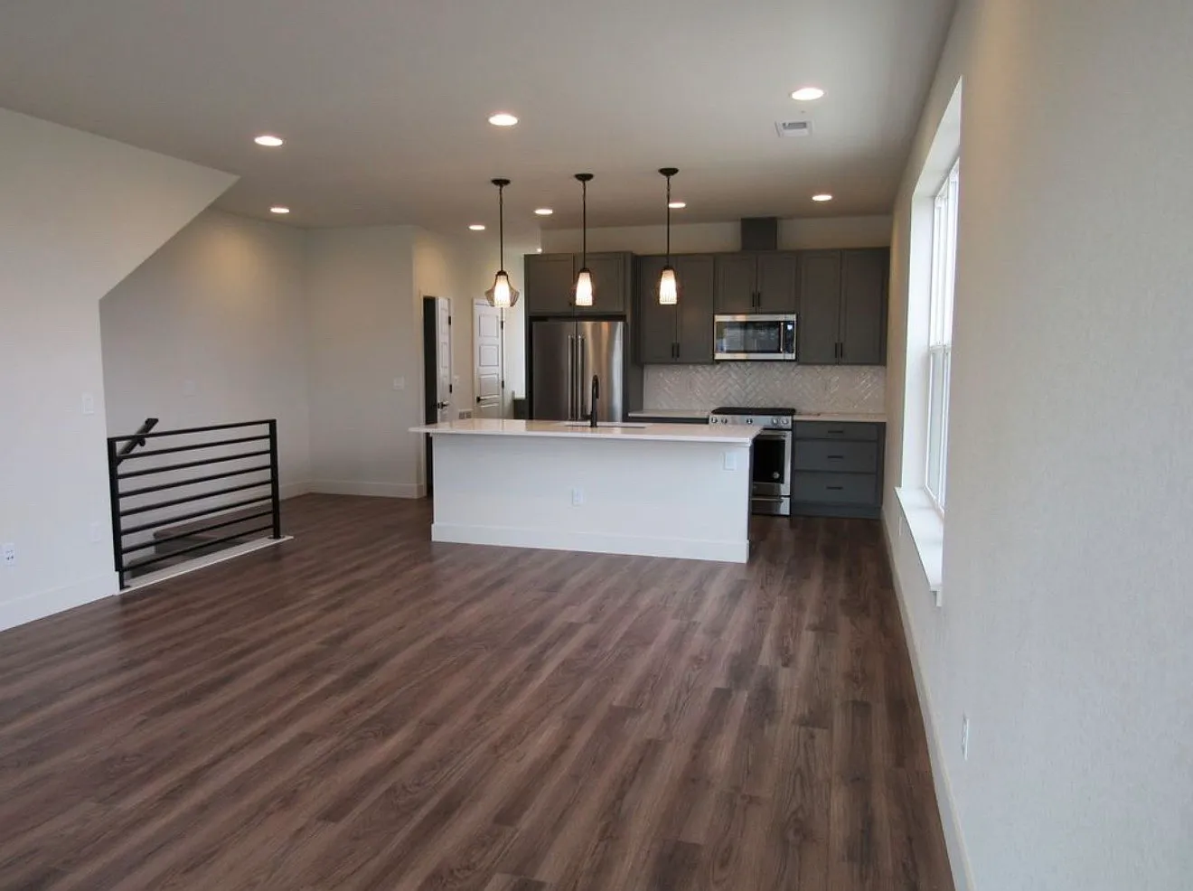 3 bed, 1828 sqft, $3,095 — Photo 3