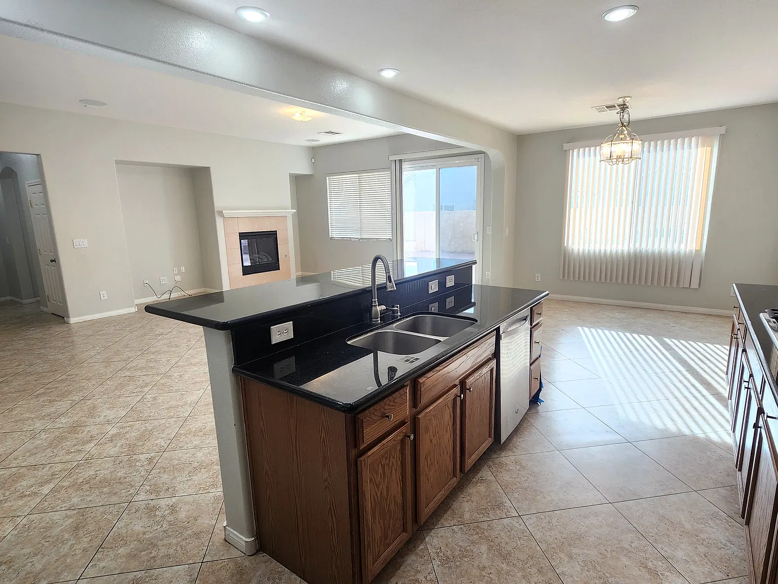 4 bed, 2026 sqft, $2,195 — Photo 4
