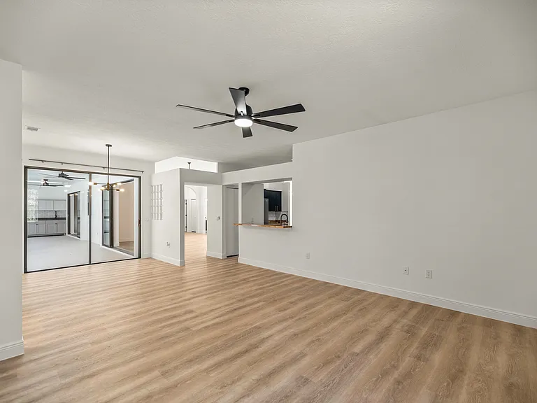 315 E Reehill St — Photo 7