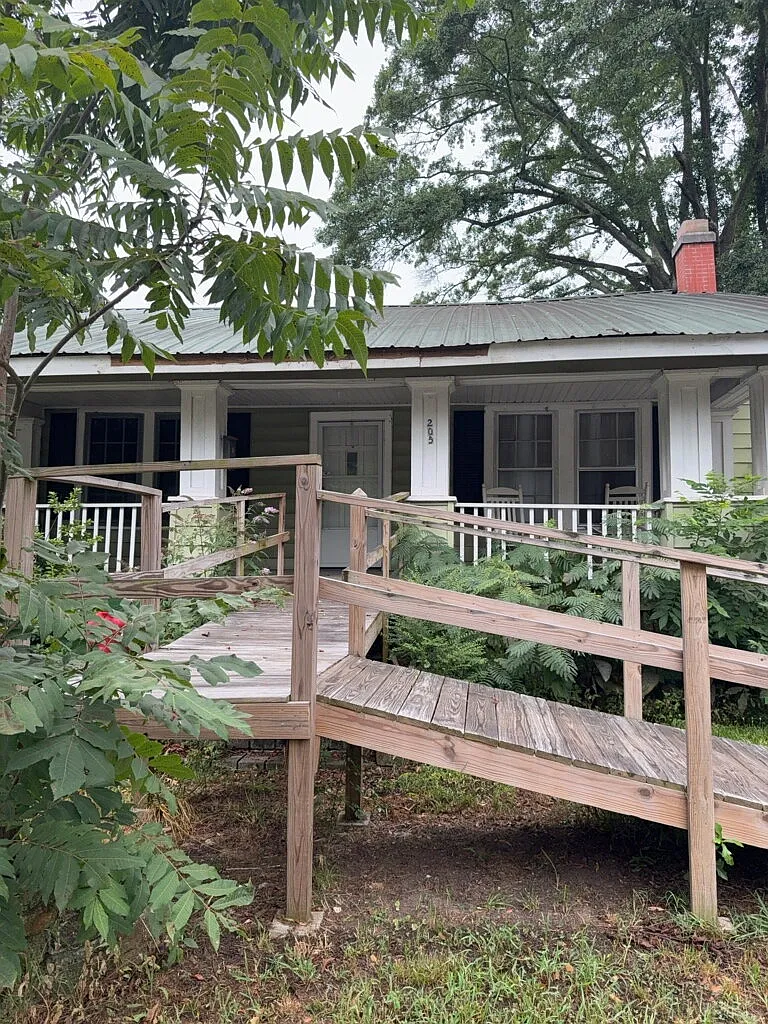 2 bed, 1.0 bath, $800 — Photo 2