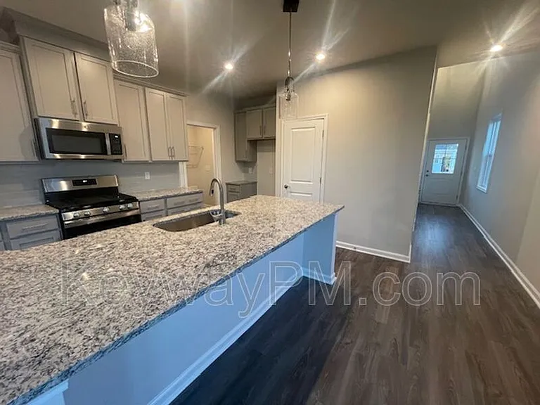 810 Manitou Cir — Photo 4