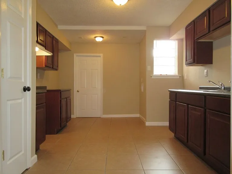 1933 Saint James Dr — Photo 2