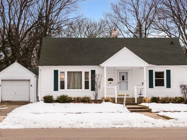 621 Meadow Ln, Sycamore, IL 60178