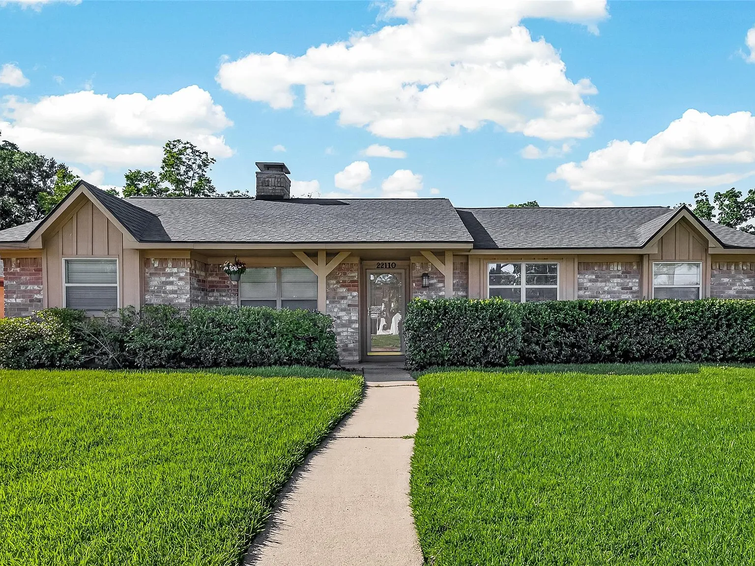 4 bed, 2.0 bath, 1648 sqft, $2,400 — Photo 2