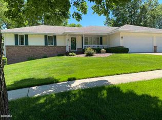 2211 Country Ct, Freeport, IL 61032