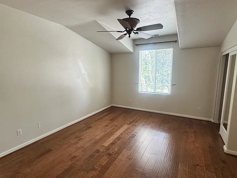 3210 Silverland Dr — Photo 29