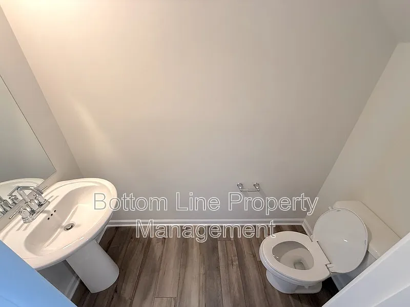 4 bed, 2.5 bath, 1956 sqft, $2,165 — Photo 4