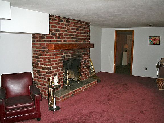 Lower level livingroom