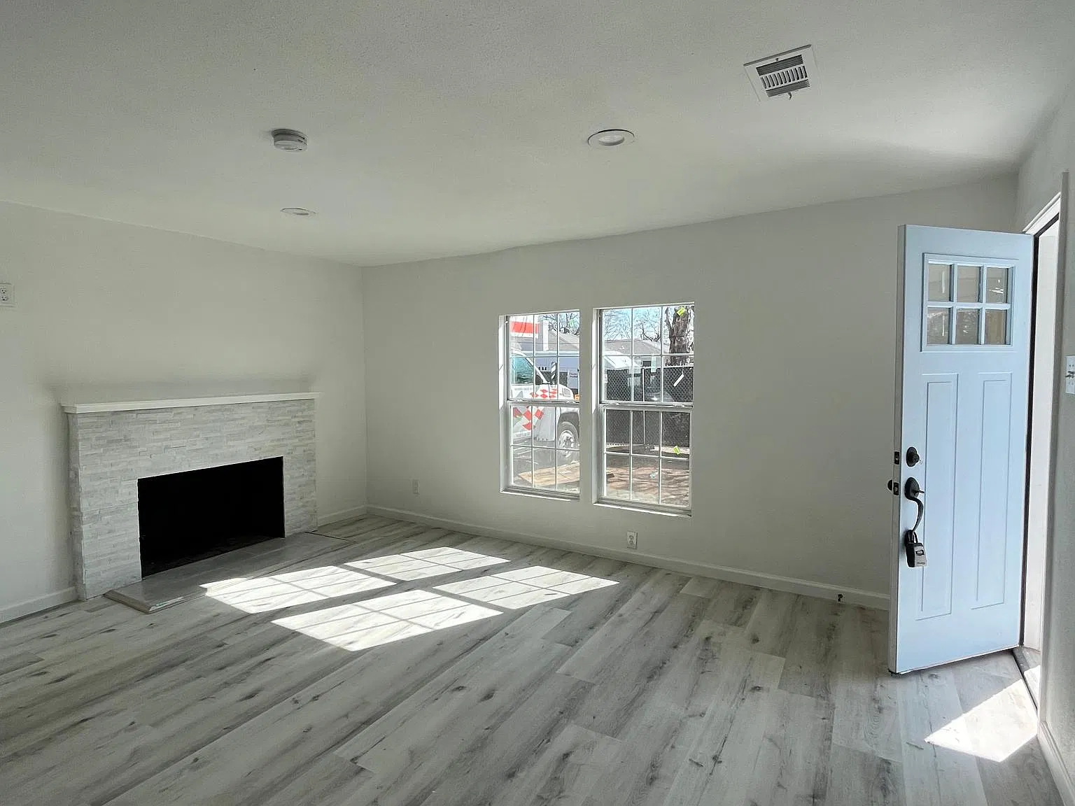 4011 Carpenter Ave — Photo 3