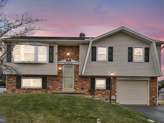 2nd image of 429 Candlewyck Rd