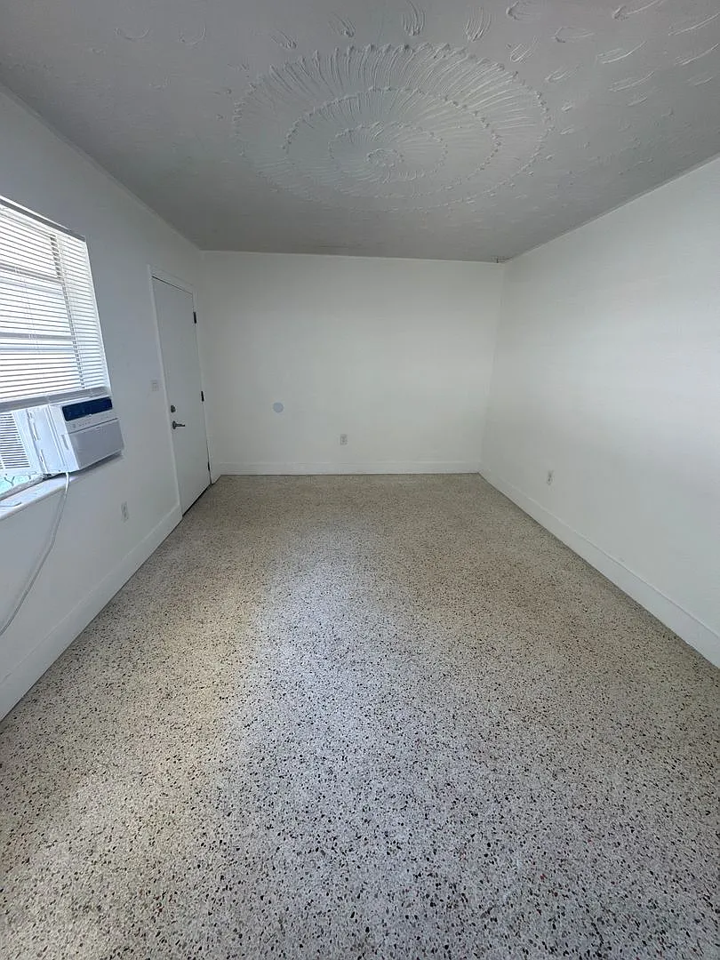 2 Bed/ 1 Bath -Central location - Parking — Photo 4