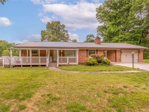 919 Overbrook Dr, Thomasville, NC 27360