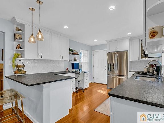 4th image of 232 Glastonbury Ln