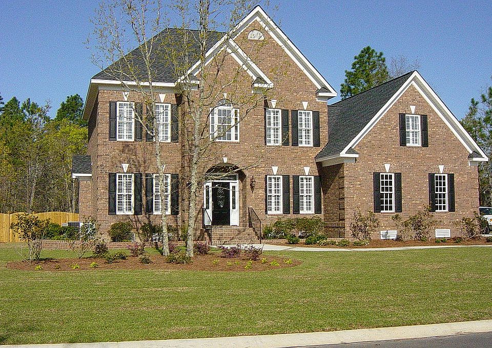 Large lot w/3 car garage