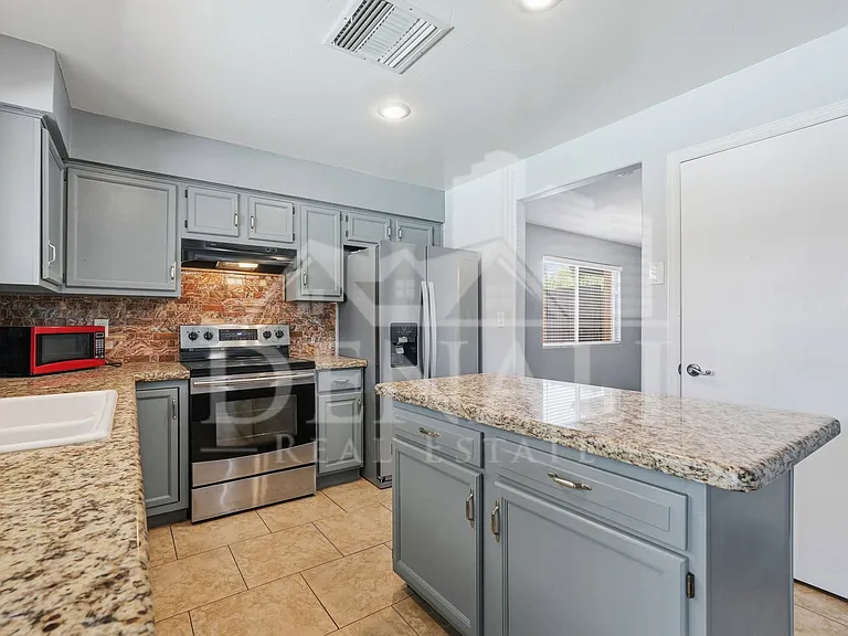 5654 W Mountain View Rd — Photo 12
