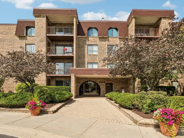 2100 Valencia Dr APT 215B, Northbrook, IL 60062