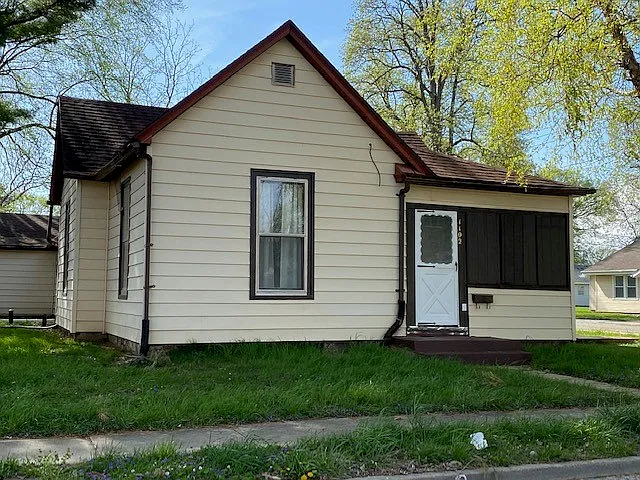 1102 3rd St photo 1