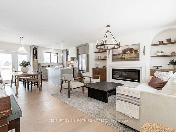 4th image of 7845 Yonge St
