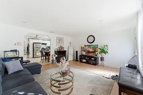 270 Westervelt Pl Photo 1