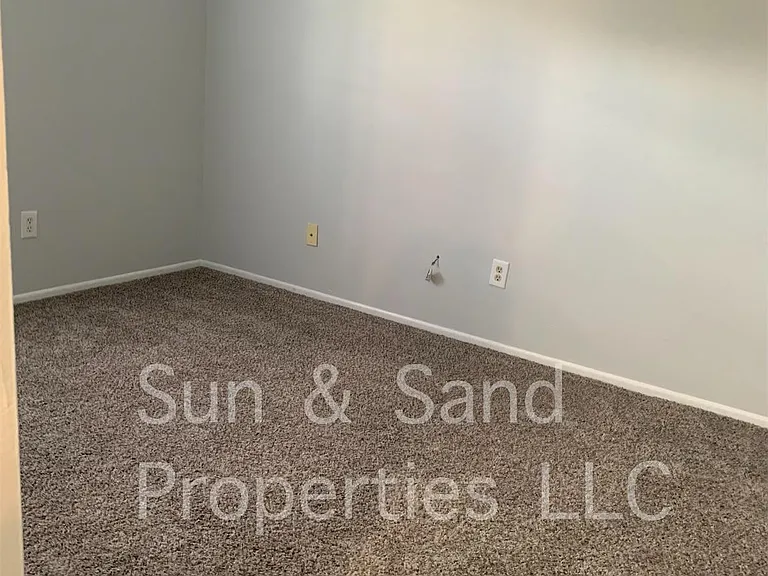 1044 Springbank Ave — Photo 6