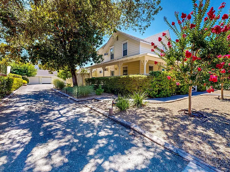 1133 Edwards St — Photo 2