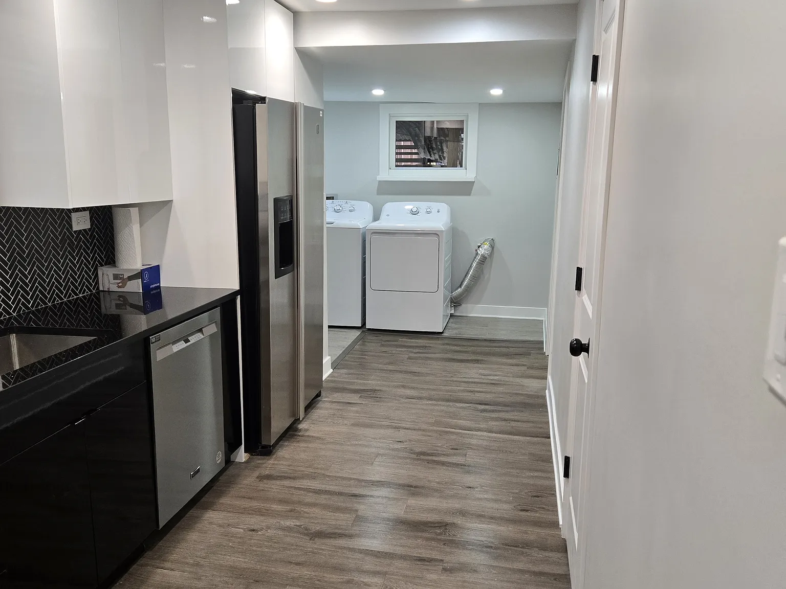 2 bed, 684 sqft, $2,100 — Photo 2