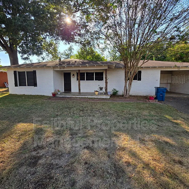 3 bed, 1.0 bath, $1,500 — Photo 2