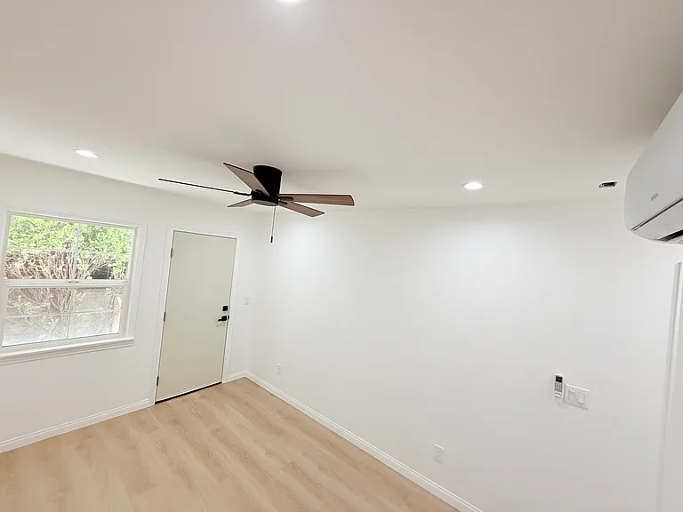 5659 Woodman Ave — Photo 6