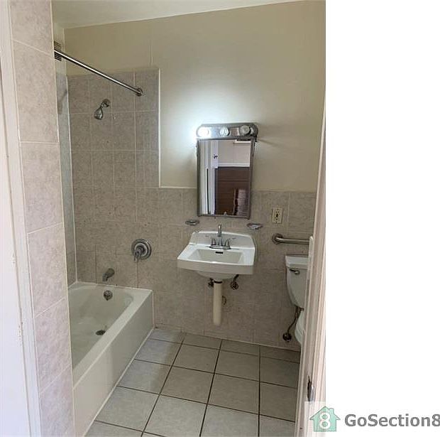 2nd image of 950 Avenue Street John #2D