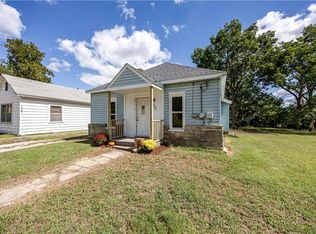 527 S 4th St, Neodesha, KS 66757
