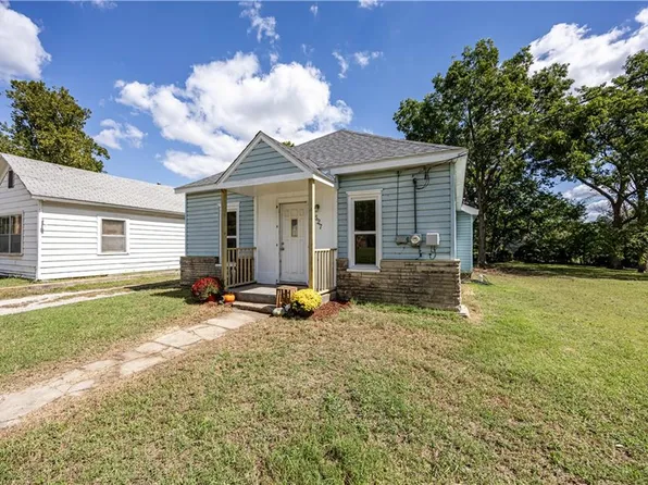 527 S 4th St, Neodesha, KS 66757
