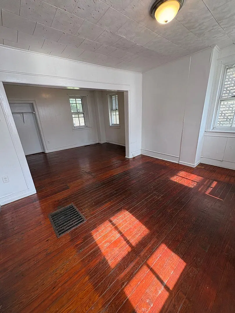 6 Bedroom Detached House in East Side of York City — Photo 4