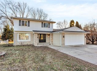 2988 Parliament Dr, Troy, MI 48083