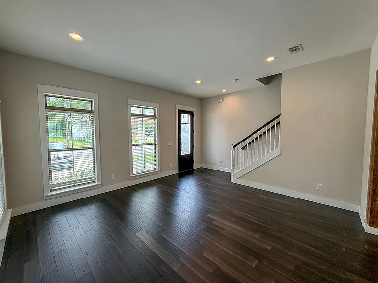 517 W Wright St — Photo 3