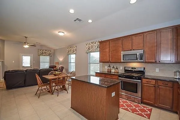 623 W Newport Bnd — Photo 9