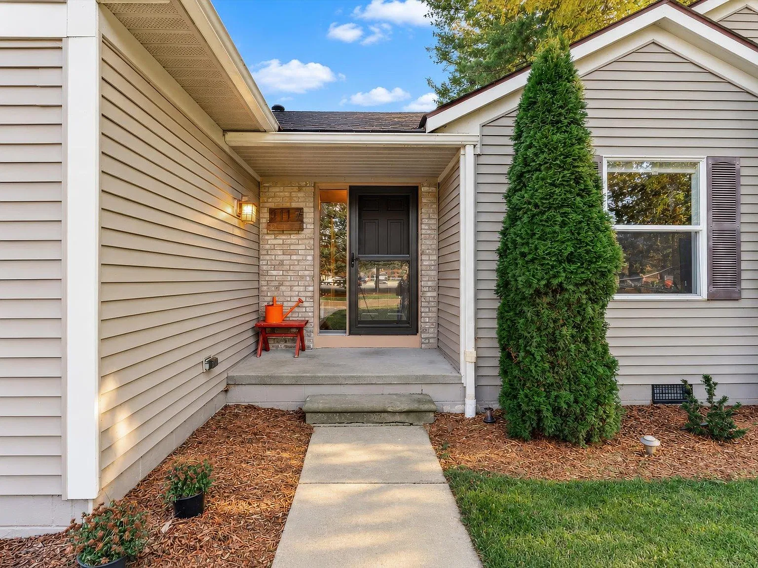 3 bed, 2.0 bath, 1704 sqft, $2,600 — Photo 4