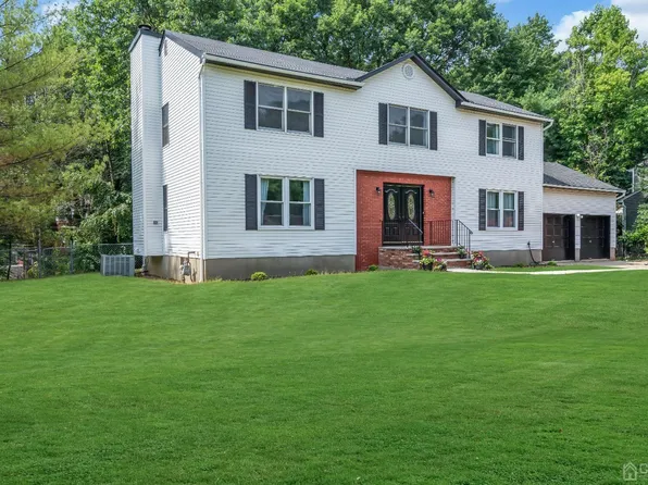 1 Oxford Ct, Matawan, NJ 07747